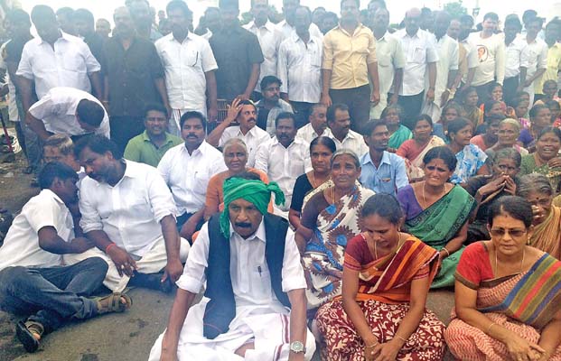 MDMK general secretary, Vaiko in a road blockade along with his party men and villagers against the liquor shop in his village. (Photo: DC) MDMK general secretary, Vaiko in a road blockade along with his party men and villagers against the liquor shop in his village. (Photo: DC)